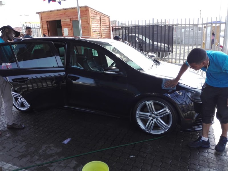 Mo's Car Wash & Barbershop